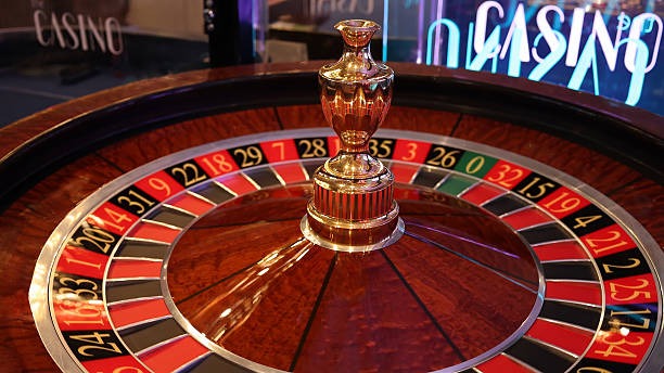 sinar567 mobile app showing Liga 1 odds and live roulette table side by side
